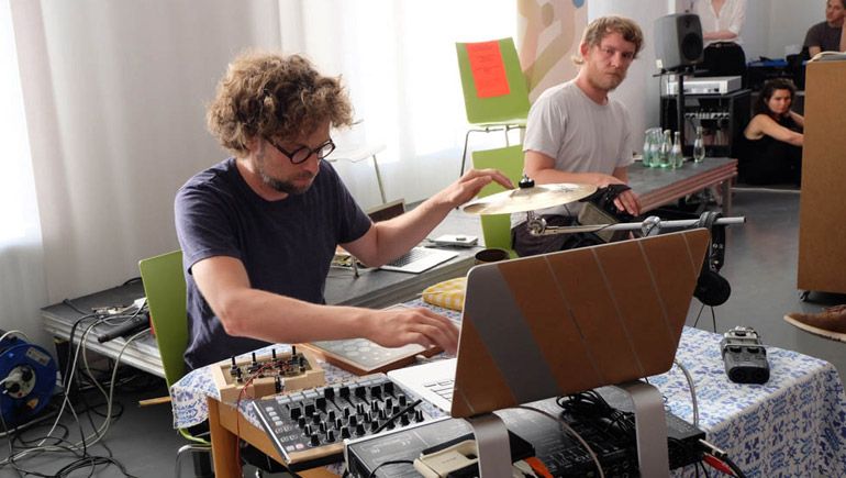 Dominik Hildebrand Marques Lopes und Dr. Till Bovermann (Project 3DMIN) geben eine Musikperformance mit PushPull-Instrumenten