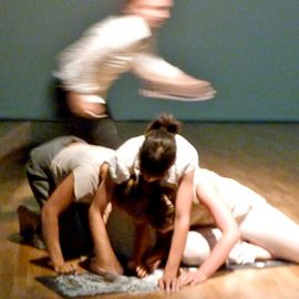 Szenenfoto aus »Gelüste und anderer Zucker«, Choreografie von Jenny Ribbat (Rhythmik-Studentin)