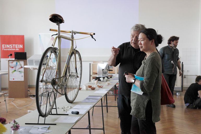 Gäste betrachten das Fahrrad mit den prototypischen Sicherheitsschrauben
