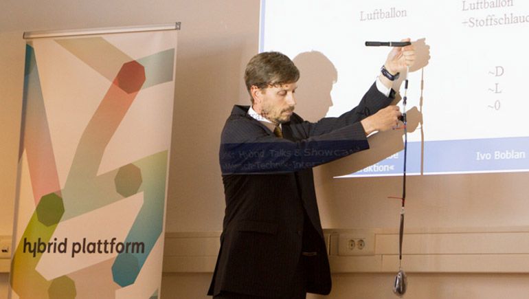 Dr.-Ing. Ivo Boblan demonstriert hydraulische Gelenke